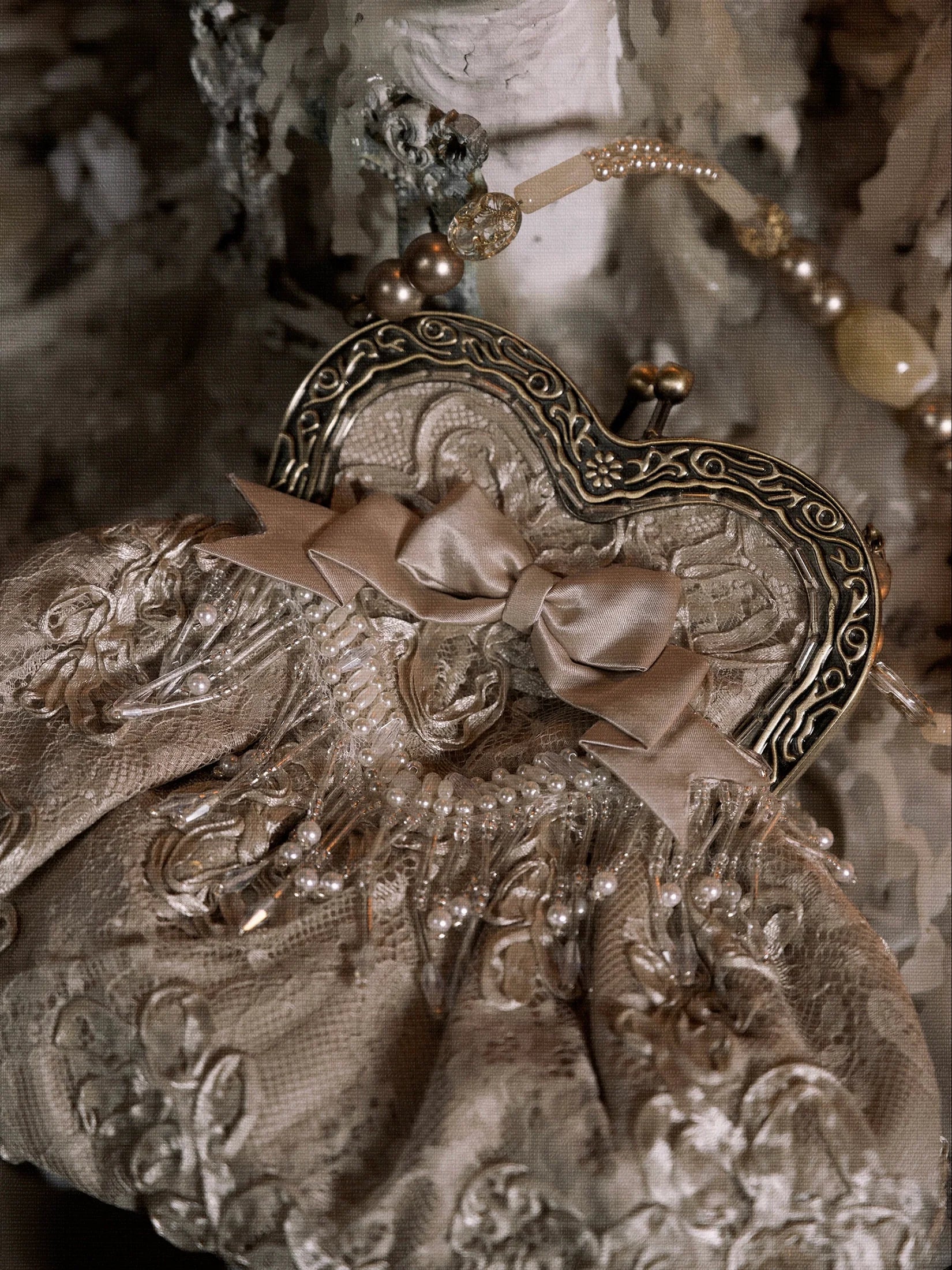 Vintage Lace Heart Clasp Purse